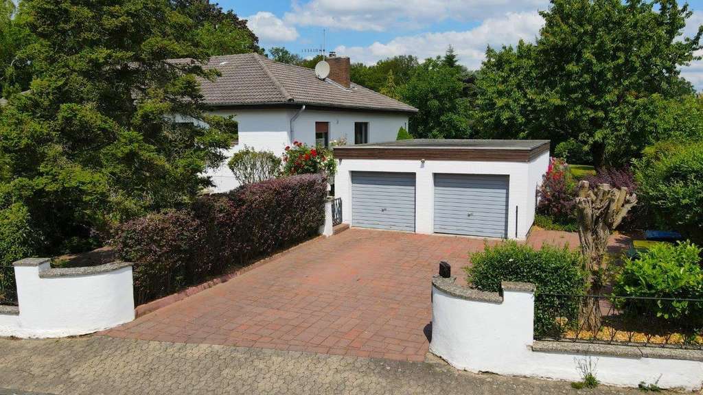 Immobilie in Cremlingen - Exklusiver Winkel-Bungalow mit parkähnlichem Grundstück in begehrter Lage von Cremlingen-Hordorf - Bild 1