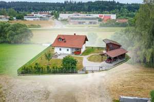 Ihr Zuhause am Ortsrand von Bad Kötzting mit Scheune und Carport – Die vollständige Adresse der Immobilie erhältst du vom Anbieter., 93444 Bad Kötzting – Vorschaubild 1