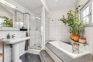 Weiße Stadtvilla für Eigennutzer mit Mieteinnahmen – Die vollständige Adresse der Immobilie erhältst du vom Anbieter., 40231 Lierenfeld, Düsseldorf – Vorschaubild 6