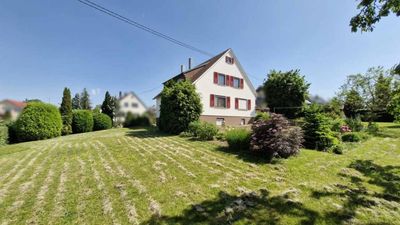 Das gepflegte Wohnhaus mit 3 Garagen direkt am Ortsrand auf einem 1438 m² großen Grundstück