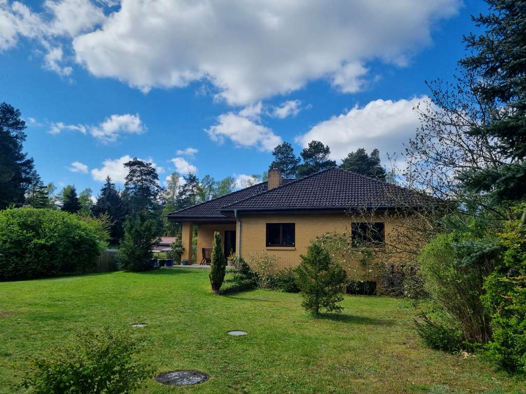 Bungalow nach Bauherrenwunsch, Wald-Nähe / Berlin-Nähe / 5 Zimmer + 2 Räume /  Doppelgarage+Backhaus