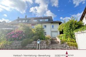 Modernisierte DHH mit herrlichem Garten, Balkon und Doppelgarage in top gepflegtem Zustand! – Die vollständige Adresse der Immobilie erhältst du vom Anbieter., 76593 Gernsbach – Vorschaubild 1