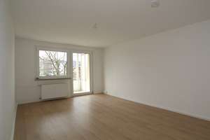 Sonnenbalkon... neues Laminat... Bad mit Fenster... – Lortzingstraße 21, 9119 Kapellenberg, Chemnitz – Vorschaubild 2