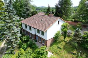 Winkel-Bungalow mit Einliegerwohnung in Bestlage mit 3 Garagen auf 1303 m² Grund – Die vollständige Adresse der Immobilie erhältst du vom Anbieter., 96450 Neuses, Coburg – Vorschaubild 2