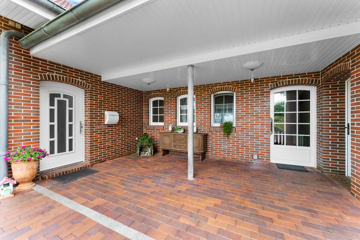 Wohnhaus mit zwei Wohneinheiten, einer Einliegerwohnung und einer Gewerbeeinheit in Reepsholt, Wittmund Kreis – Bild 2