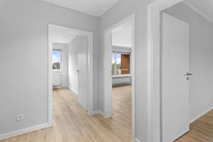 Dachgeschoss 2-Zimmer, Einbauküche, Duschbad mit Fenster, Balkon und Garagenstellplatz in Stade – Rebhuhnstraße 12, 21683 Stade – Vorschaubild 2