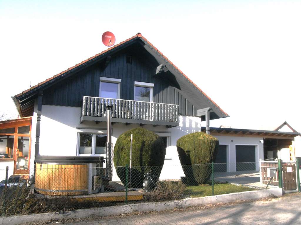 Immobilie in Kumhausen - Liebevoll modernisiertes Einfamilienhaus mit Doppelgarage u. Carport - Bild 0