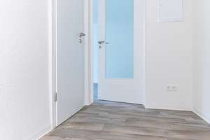 Wohnen in Bad Salzelmen. Frisch sanierte 1-Raum Wohnung im Erdgeschoss mit Dusche und Balkon direkt 