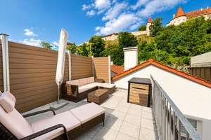 EXKLUSIVE MAISONETTE-WOHNUNG MIT DACHTERRASSE UND SPEKTAKULÄREM BURGBLICK AM STADTPLATZ VON BURGHAUS – Stadtplatz 49, 84489 Burghausen – Vorschaubild 2