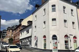 Kleines Haus  auf  3 Etagen / Balkon und Hof / Garage