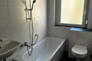 Modern gefliestes Tageslichtbad mit Wanne, in zentraler und ruhiger Lage