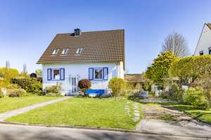 Charmantes Einfamilienhaus mit Nebengebäude auf 880 qm großem Grundstück – Die vollständige Adresse der Immobilie erhältst du vom Anbieter., 53127 Ippendorf, Bonn – Vorschaubild 2