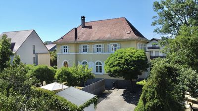 Historischer Charme trifft modernes Design Kernsanierte Villa in Altweil mit 346 m² Wohnfläche