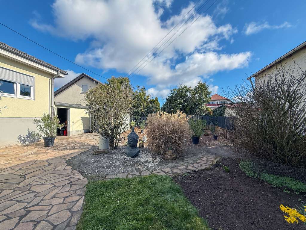 Immobilie in Zeiskam - Gepflegtes Einfamilienhaus mit separater Einliegerwohnung, Garten und Garage - Bild 1
