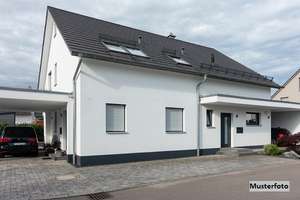 Freistehendes Einfamilienhaus mit Nebengebäude und Garten