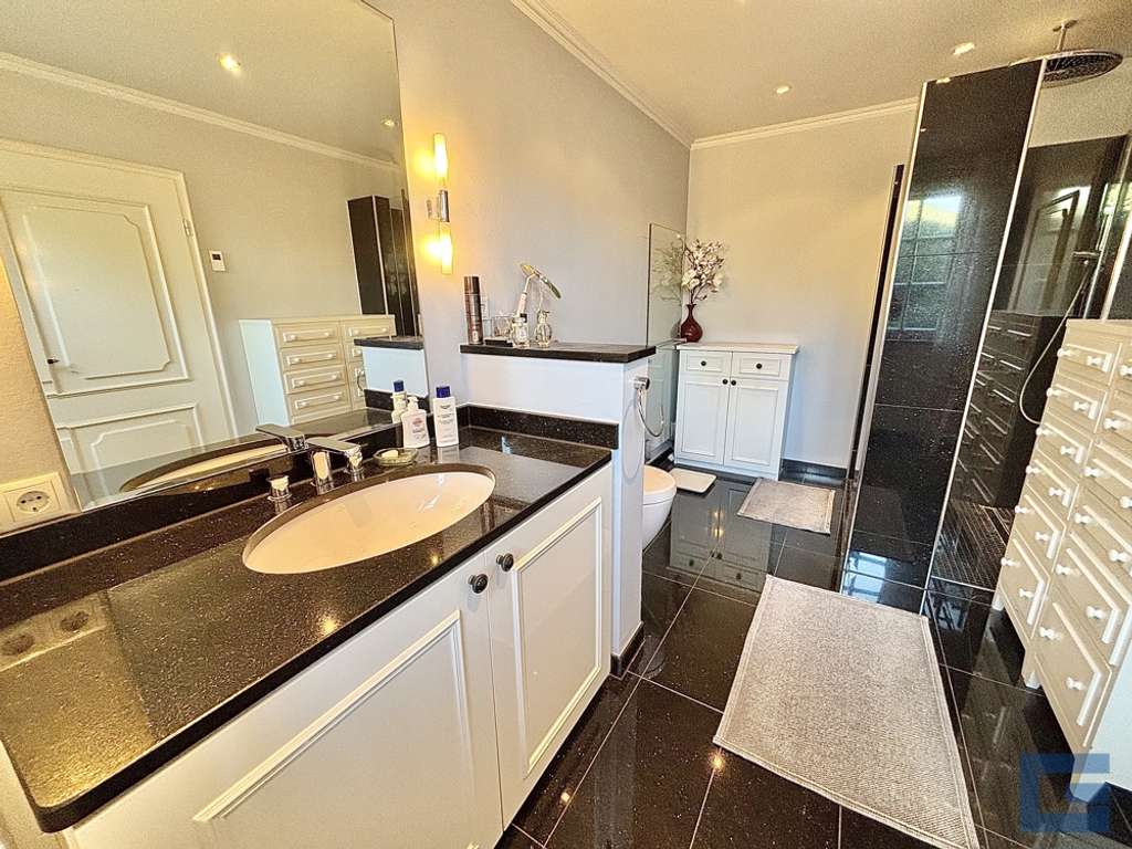 Immobilie in Quarnbek - Privatsphäre trifft Wohnqualität! Großes Familienhaus mit Vollkeller und Doppelgarage! - Suchsdorf - Bild 4