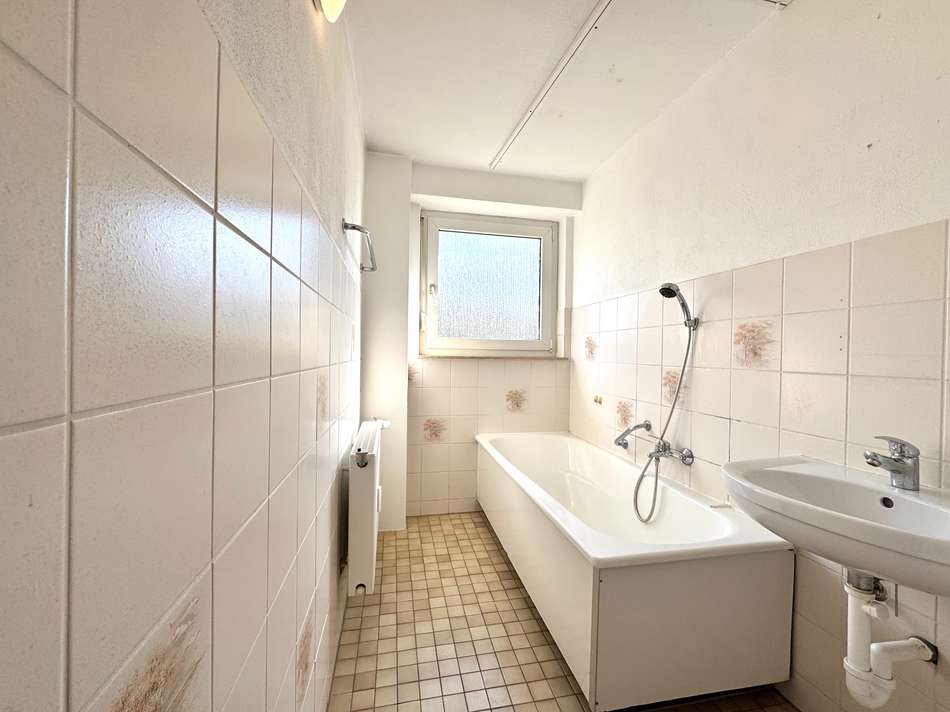 Tageslichtbad mit Wanne