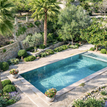 Geräumiges Reihenhaus mit Pool und großem Potenzial in Campanet Zum Verkauf steht ein geräumiges Rei