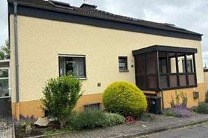 Freistehendes Einfamilienhaus mit 2 Wohnungen in Bad Camberg! Balkon, Terrasse, 1 Garage und sonnige