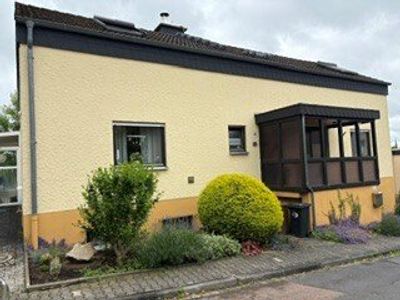 Freistehendes Einfamilienhaus mit 2 Wohnungen in Bad Camberg! Balkon, Terrasse, 1 Garage und sonnige