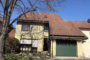 GERÄUMIGES EINFAMILIENHAUS
MIT GARTEN UND GARAGE
IN STADTNAHER LAGE
