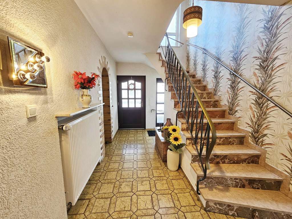 Immobilie in Hainburg - Viel Raum zum Leben: Einfamilienhaus mit Wintergarten, Dachterrasse und großem Grundstück - Bild 3