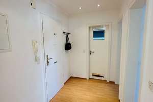 Sofort beziehbare 2-Zi-Whg. mit gr. Balkon und EBK, sowie Souterrain-Zi. und Garage