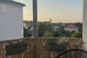 Helle, sanierte 2-Zimmer-Altbauwohnung mit Balkon und Charakter