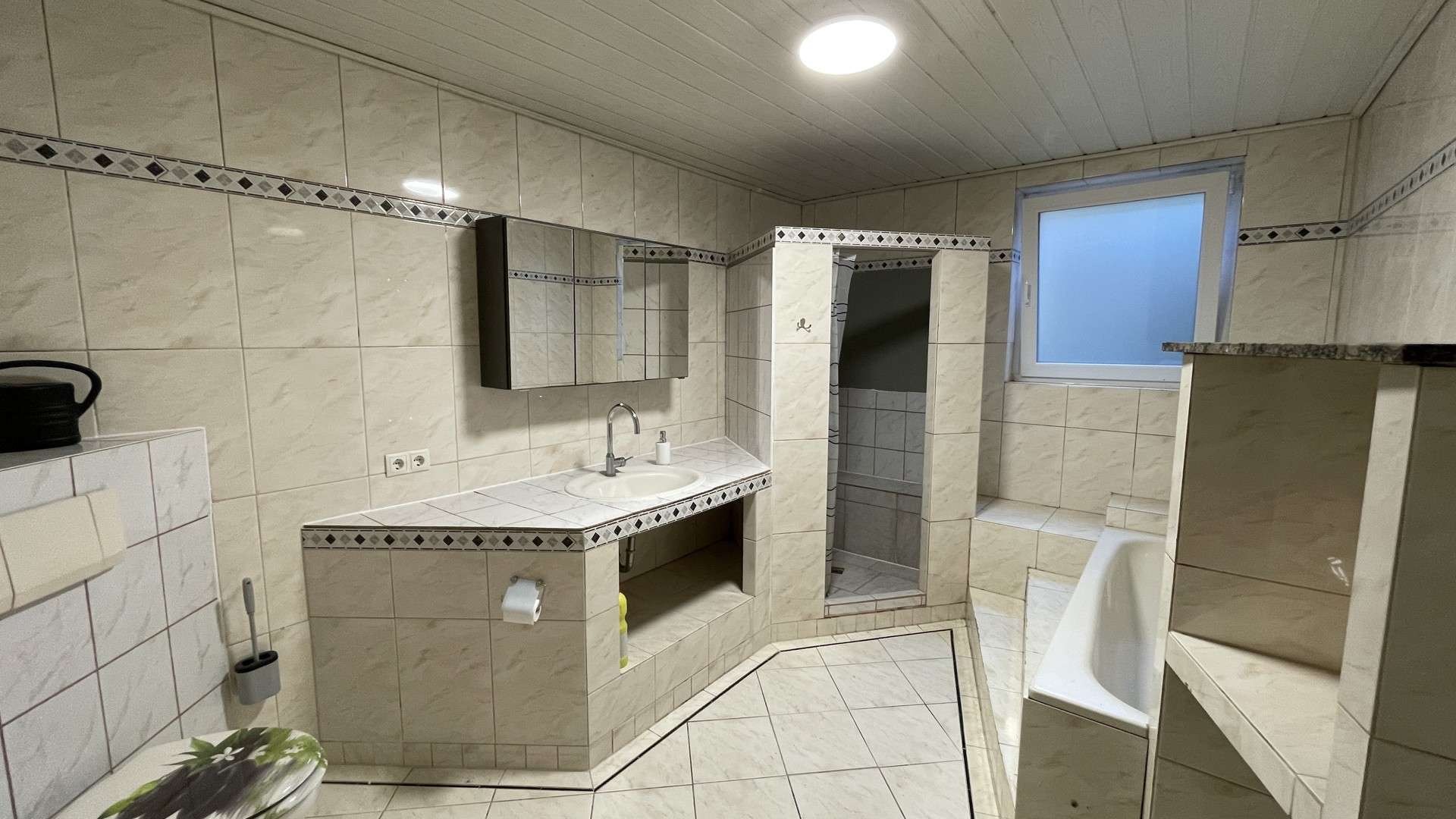 Immobilie in Hennef (Sieg) - Gepflegtes, verklinkertes Zweifamilienhaus mit zwei Garagen und PV-Anlage in Hennef-Blankenberg! - Bild 22