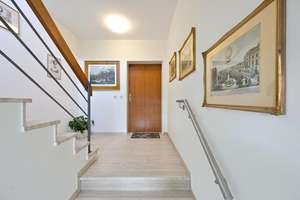 Wohnen im Grünen: Großzügige Erdgeschosswohnung mit weitläufigem Garten und viel Freiraum.