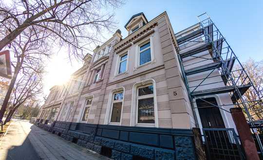 Exklusives Wohnen am Wasser: Großzügige 6-Zimmer-Altbauetage mit Okerblick, Kamin und eigenem Steg