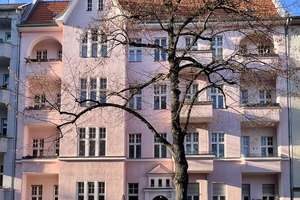 Modernisierte Jugendstilwohnung mit  Einbauküche und sonnigen Balkon