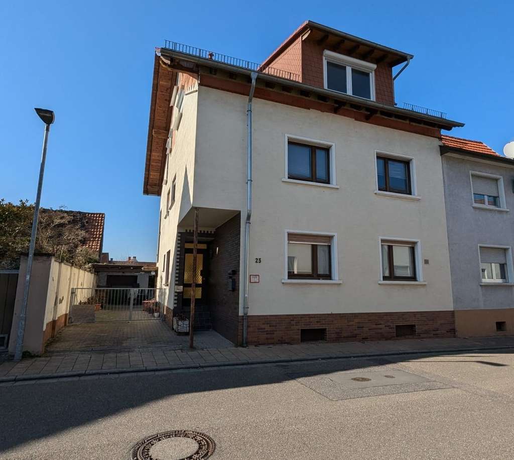 Immobilie in St. Leon-Rot - Reduzierung! 2-3 Familienhaus mit zusätzlicher Büroeinheit, Wintergarten, Garagen und Garten - Bild 2