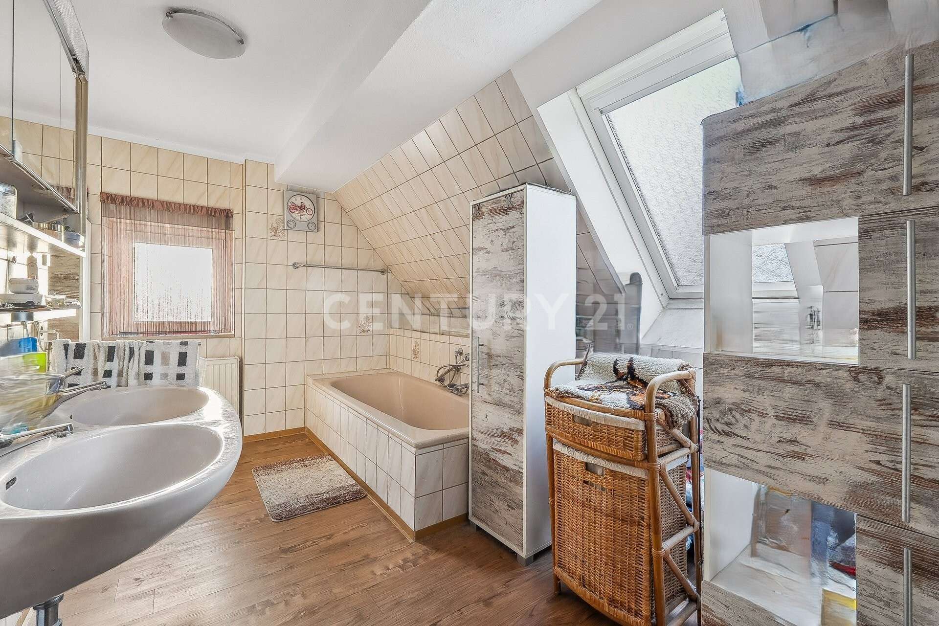 Immobilie in Roßtal - Wohntraum für Mehrgenerationen und Autoliebhaber - Bild 6