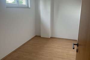 Großes Reihenmittelhaus mit Garten, Einbauküche und Stellplätzen – Am Reichswald 8, 90537 Feucht – Vorschaubild 12