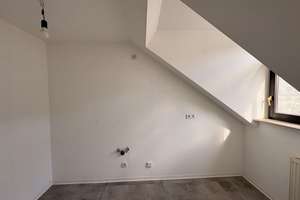 Helle 3,5-Zimmermaisonettewohnung mit neuem Bad und Dachterrasse! – Zschopauer Straße 142, 9126 Bernsdorf, Chemnitz – Vorschaubild 7