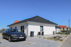 
Modernes Wohnen auf einer Ebene – Stilvoller Neubau-Bungalow in ruhiger Lage