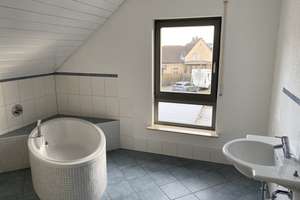 Charmante DG Wohnung mit Balkon, Tageslichtbad und moderner Einbauküche  – 91336 Heroldsbach – Vorschaubild 4