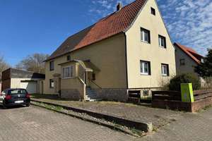 Doppelhaus mit Garagengebäude – Die vollständige Adresse der Immobilie erhältst du vom Anbieter., 31162 Bad Salzdetfurth – Vorschaubild 1