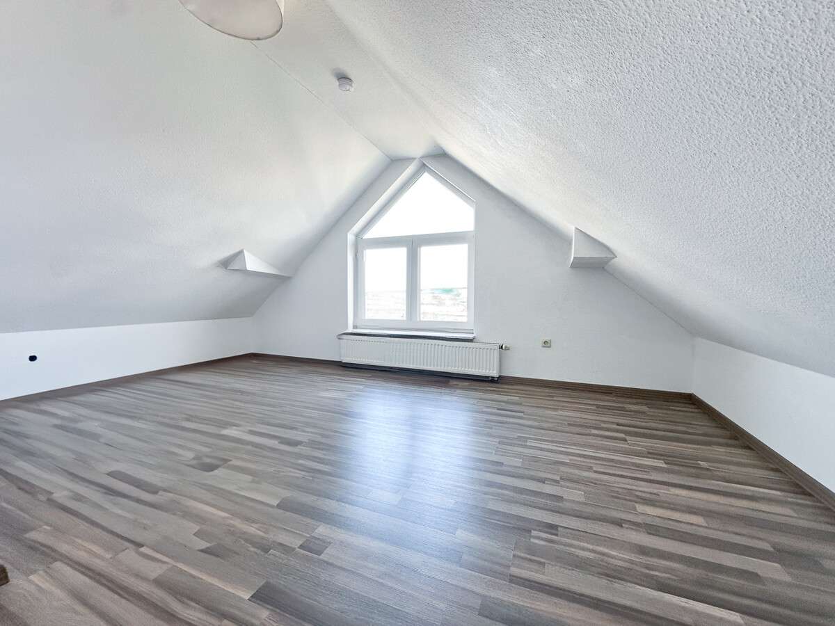 Immobilie in Schaafheim - DIETZ: Lichtdurchflutete 4,5 Zimmer-Maisonette große Dachloggia  - Galerie - Garage - Stellplatz - Bild 12