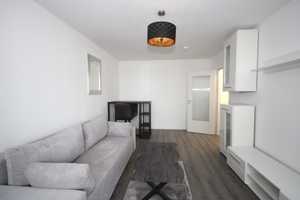 Komplett renoviertes, möbliertes 1-Zimmer-Apartment mit Alpenblick. – Hauzenbergerstraße 20, 80687 München – Vorschaubild 1