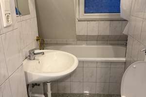 Kleine, gemütliche Studiowohnung, Nähe FH, 1 Zimmer , Kn, Tageslichtbad mit Badewanne und Fenster – Rossstrasse 124, 40476 Golzheim, Düsseldorf – Vorschaubild 7