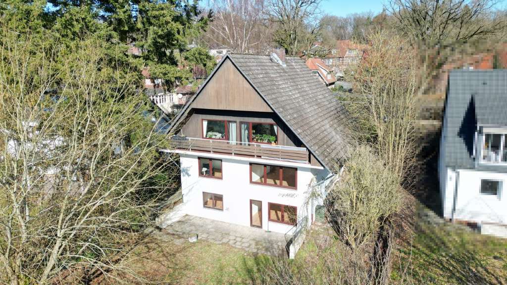Immobilie in Bendestorf - Zweifamilienhaus in schöner, zentraler Ortslage (DG vermietet) - Bild 1