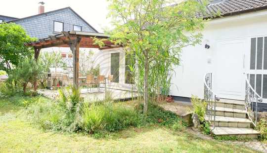 Bild von Nieder-Erlenbach! Freistehendes Haus mit freier Einliegerwohnung auf 700m² Grundstück.