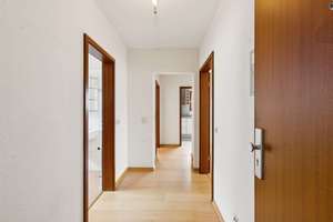 Zentral wohnen in Siegen: Gepflegte 3-Zimmer-Wohnung mit Parkett, Einbauküche & Garage – 57072 Siegen, Siegen – Vorschaubild 5