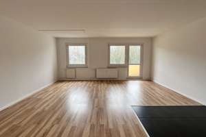 1. Etage: 3 Zimmer, Balkon, Top-Einbauküche *TV geschenkt* – Wolgograder Allee 62, 9123 Hutholz, Chemnitz – Vorschaubild 1