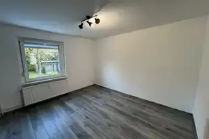 OFFENE Besichtigung am 15.3. um 12:00 Uhr - Attraktive 2-Zimmer-Wohnung in ruhigem 5 Parteien Haus – Am Hagen 19, 42855 Remscheid – Vorschaubild 1