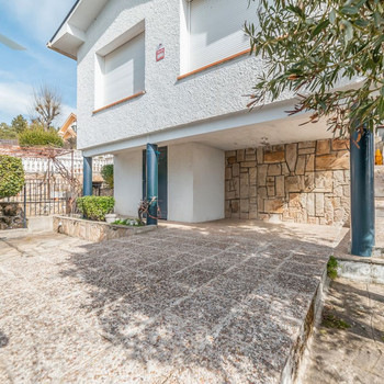 HOGARES MIRAFLORES VERKAUFT EXKLUSIV EIN SPEKTAKULÄRES CHALET!