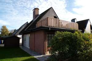 Top gepflegtes Ferienhaus mit schöner, teilüberdachter Terrasse, Dachterrasse und KFZ-Stellplatz a.