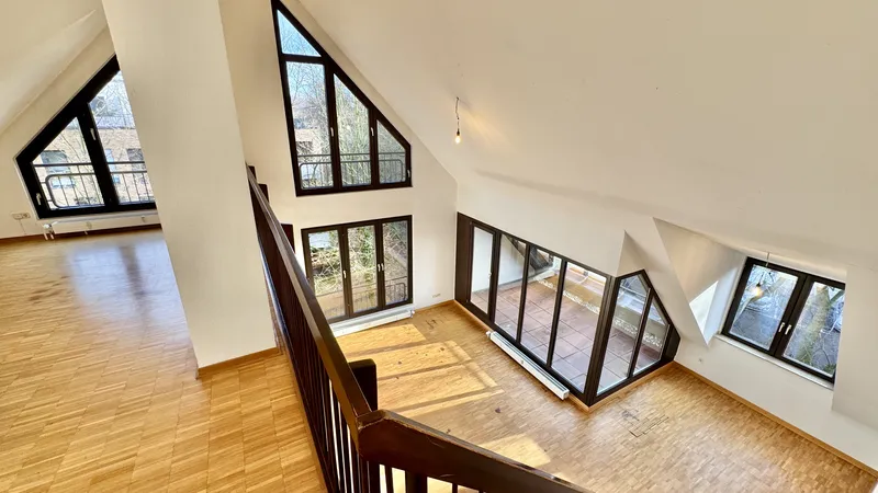 Großzügige Dachgeschoss-Maisonette-Galerie-Wohnung mit 4 Zimmer / 2 Balkone / renovierungsbedürftig, Düsseldorf – Bild 3